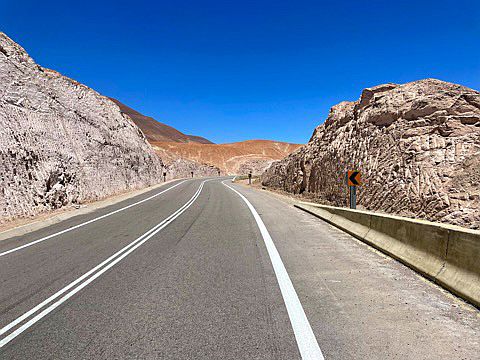 Abfahrt durch die Atacama-Wüste