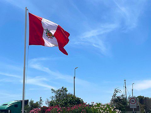 Peru-Fahne an der Grenze