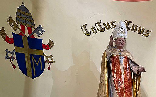 Totus Tuus: Heiligenfigur Papst Johannes Paul II.