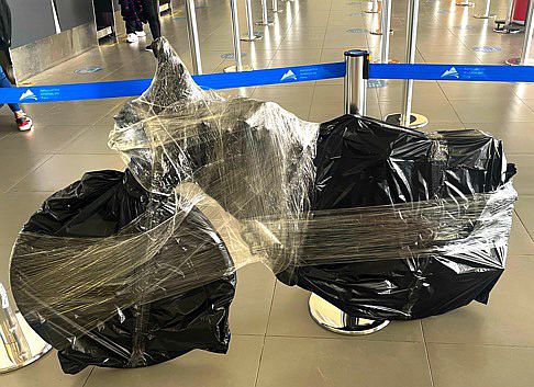 Verpacktes Fahrrad am Flughafen Tacna