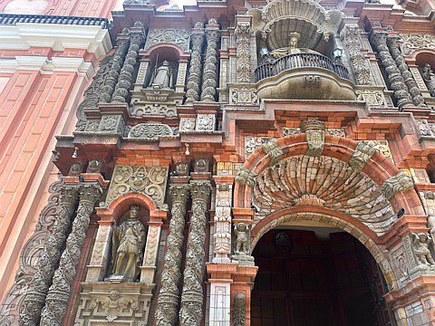 Fassade der Basilika La Merced