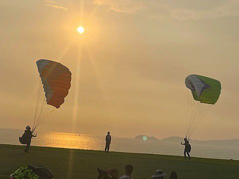 Paraglider an der Steilküste von Lima-Miraflores