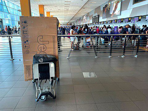 Jeep-Radkarton am Flughafen Lima