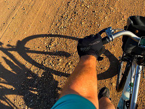 Vorderradschatten auf Piste
