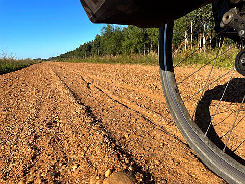 Hinterrad mit seinen Spuren auf sandiger Piste