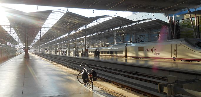 Ridgeback Rapide Velocity im Bahnhof von Malaga