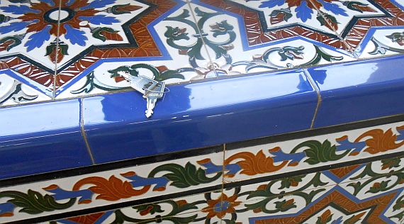 Ortlieb-Lenkertaschenhalter-Schlüssel auf Azulejos im Bahnhof von Bobadilla