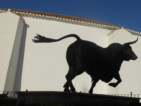 Stilisierter Stier vor Stierkampfarena von Ronda