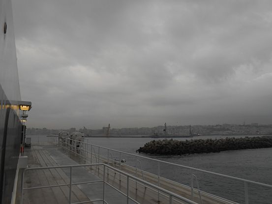 Ankunft bei düsteren Wolken mit der Fähre von Tarifa im Hafen von Tanger