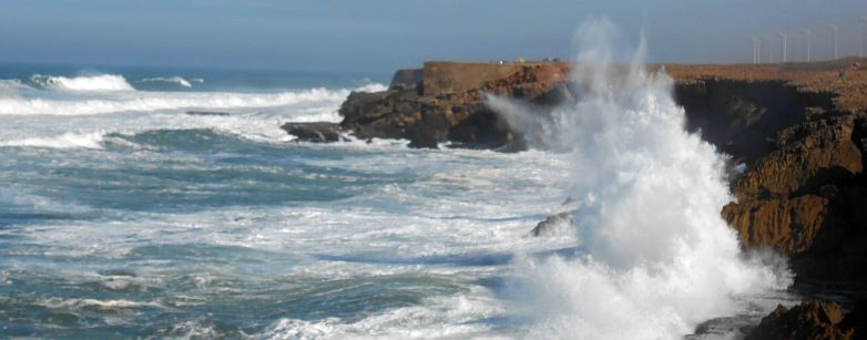 Atlantik-Wellen und Felsen südlich von Rabat