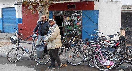 Meine Helfer Chakir und Mbarak vor einem Fahrradladen in Kénitra, Marokko
