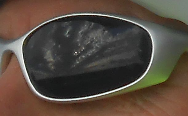 Sonne und Wolken im Spiegel der Sonnenbrille bei Moulay Bousselham