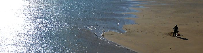 Angler in der Mündung des Oued Mharhar in den Atlantik, Marokko