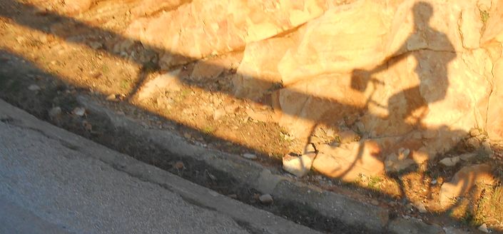 Fahrrad-Schattenspiele im Abendlicht am Cap Spartel