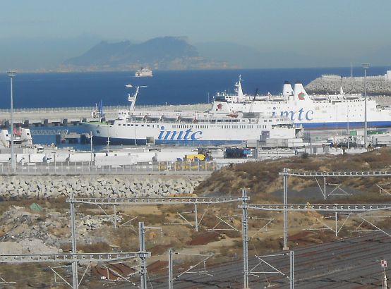 Hafen Tanger Med mit dem Felsen von Gibraltar im Hintergrund