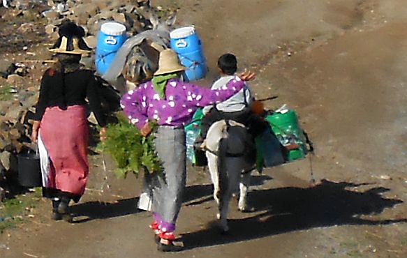 Marokkanische Frauen mit Strohhüten und Kind auf Esel
