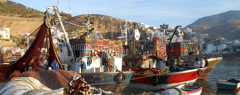 Schiffe im Hafen von Jebha, Marokko