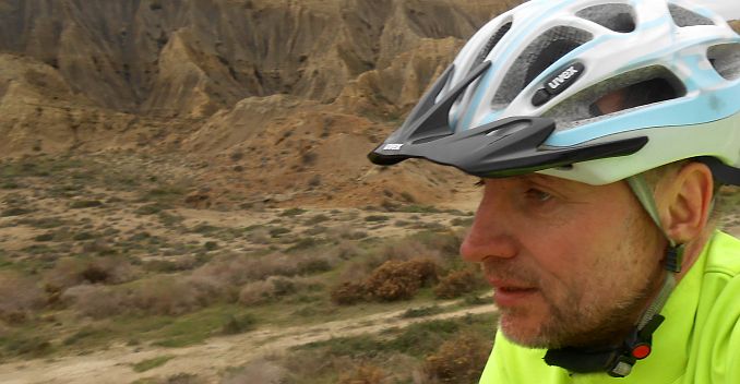 Chris on the Bike mit uvex-Helm an der marokkanischen Küste bei Ait Taabane