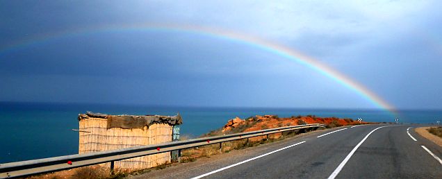 Regenbogen an der marokkanischen Mittelmeerküste bei Ichamraran