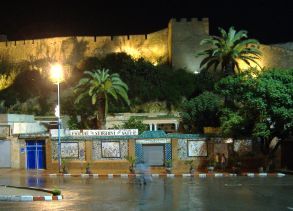 Burg und Stadtmauer von Safi im Regen