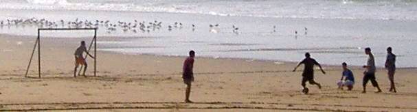 Elfmeter beim Beach-Football in El Ouatia (Tan-Tan Plage)