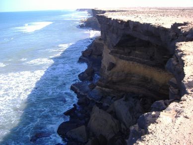 Steilküste zum Atlantik in der marokkanischen Sahara
