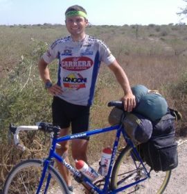Jan mit Rennrad am Stadtrand von Dakar