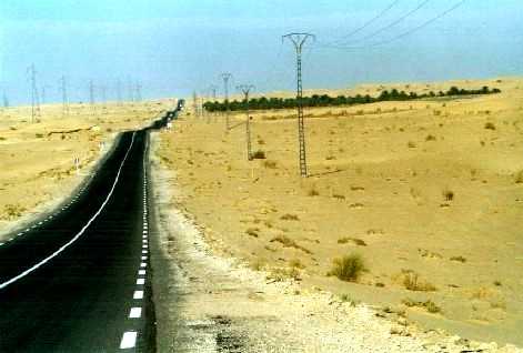 Hügelinge Strecke in der algerischen Wüste