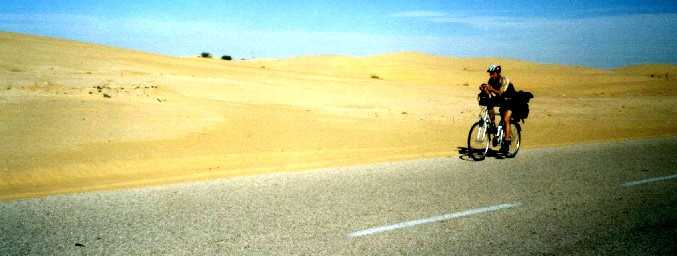 Chris on the Bike vor Sand