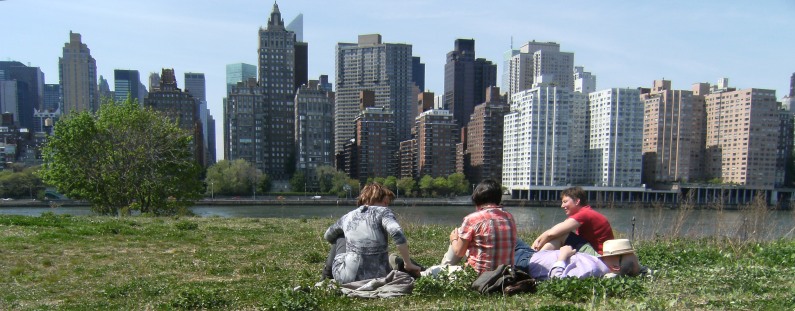 Andrea, Gundula, Ulrich und Miri auf Roosevelt Island vor Manhattan-Skyline