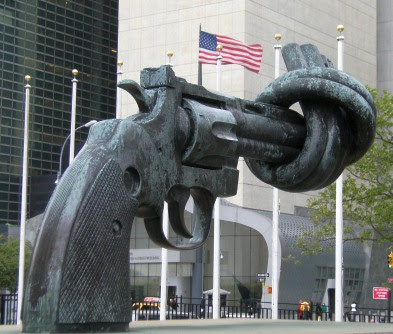 Skulptur Non-Violence des schwedischen Künstlers Carl Fredrik Reuterswärd vor der UNO und der amerikanischen UN-Vertretung in New York