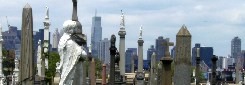 Die Skyline Manhattans vom Calvary Cemetery, Queens, New York, USA 