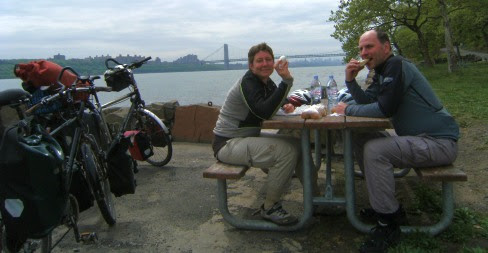 Miri & Chris: Picnic am Henry Hudson Drive vor George Washington Brücke und Manhattan in New Jersay