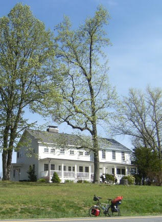 Rad, Haus, Bäume an der New York State Bike Route 9