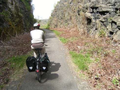 In Fels geschlagen: Erie Canal Trailway auf ehemaligem Bahndamm bei Herkimer, New York State
