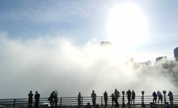 Sonne, Dunst und Niagara-Fällen mit Touristen im Gegenlicht