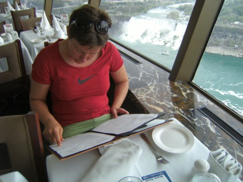 Miri mit Menükarte auf dem Skylon-Tower an den Niagara-Fällen