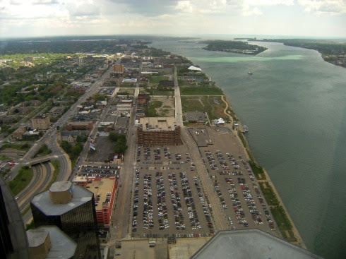 Blick vom RenCen auf den Detroit River nach Norden, Michigan, USA