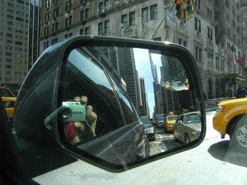 Manhattan und Fujifilm Finepix F480 Digitalkamera im Rückspiegel des Ford Escape, New York; USA