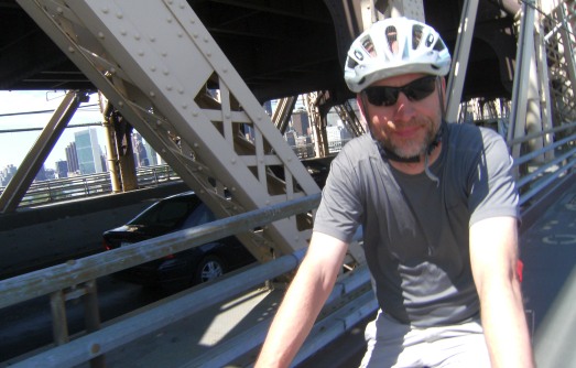 Chris on the Bike auf der Queensborough Bridge vor Manhattan, New York City, USA