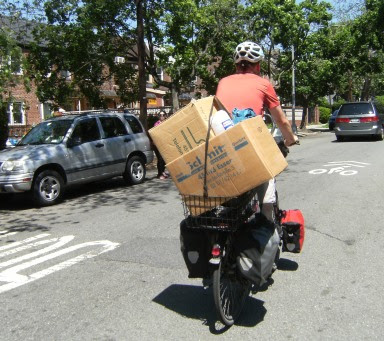 Umzugskartons von Walter Schmitz Möbeltransporte und Umzüge aus Essen in Basil XXL-Korb bei der Fahrt durch Queens, New York, auf dem Panther Dominance Trekking