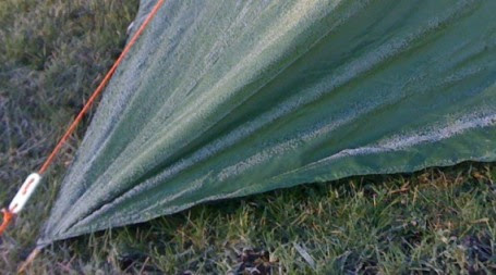 Vaude Mark II light Kuppel-Zelt mit Raureif am Morgen