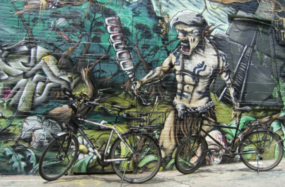 Panther Dominance Trekking und Trekking- und Reiserad T 400 vsf fahrrad manufaktur vor 5pointz-Graffiti in Queens, New York