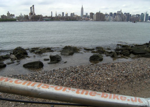 Chris-on-the-Bike.de auf Panther Dominance Trekking vor Manhattan-Skyline in Brooklyn, New York, USA