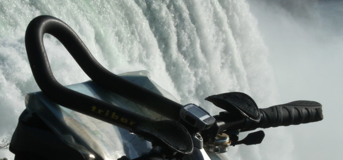 Humpert Triathlon-Lenker/Zeitfahr-Aufsatz tribar Scott-licence, VDO MC1.0 Fahrradcomputer mit Höhenmesser und Kabel und Ortlieb Lenkertasche Ultimate 5 Classic grau/schwarz M auf Panther Dominance Trekking , Niagara Falls, USA