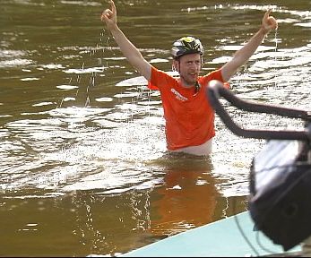 Elbe-Radweg: Christoph Gocke alias Chris on the Bike in der Elbe