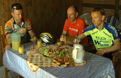 Elbe-Radweg: Beste Verpflegung an der Fahrrad-Haltestelle von Friedegunde Zippoll im Wendland
