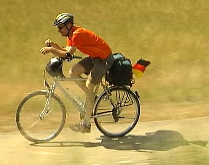 WM-Fieber 2006 auf dem Elbe-Radweg: Ganz hinten immer die Deutschland-Fahne