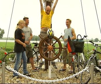 Elbe-Radweg: Siegerehrung mit gelbem Trikot in Hitzacker