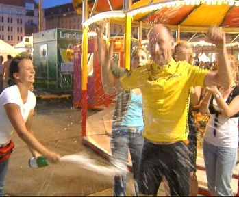 Ging ins Auge: Sektdusche